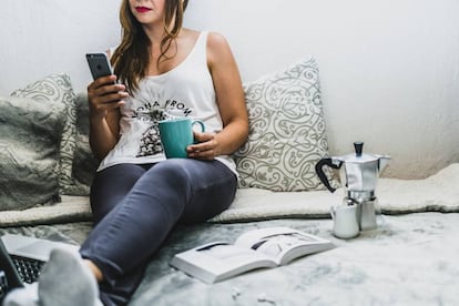 Mujer con smartphone.