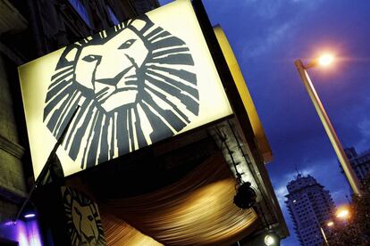 Luminoso del musical "El rey león" en el teatro Lope de Vega en la Gran Vía.