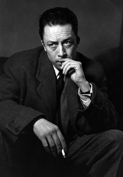 Albert Camus, durante una visita a Londres. El escritor declaró que él jamás podría dedicarse a la política porque era incapaz de aceptar o desear la muerte del adversario. Pero fue señalado desde muchos frentes y acusado de ser trotskista. El medio existencialista del que se separó lo tildó de burgués.