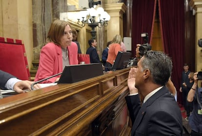 Carme Forcadell conversa con Xavier Garcia Albiol en el parlamento catalán.