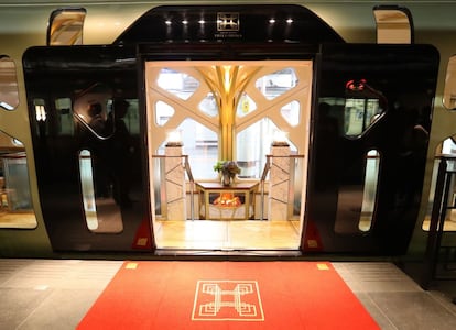 El tren contiene 17 habitaciones, todas ellas consideradas habitaciones de lujo. La más cara, conocida como la 'Suite Shiki-shima', alcanza los 7.600 euros por persona. En la imagen, la zona de entrada al convoy. La empresa que lo ha fabricado es East Japan Railway Company, la compañía ferroviaria de pasajeros más grande del mundo.