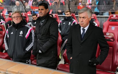 Hierro (c), durante su etapa como ayudante de Ancelotti.