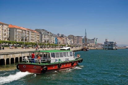 El barco turístico 'Regina' zarpando del muelle Calderón, junto al paseo Pereda.