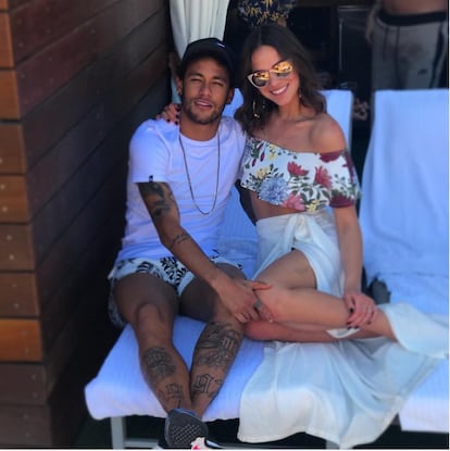 "Never ending love" (Amor sin fin), escribía Neymar (São Paulo, 25 años) en esta fotografía donde aparecía junto a su novia Bruna Marquezine, de 21 años. La seguridad sobre el amor que sentían el uno por el otro con la que el jugador del Barça comenzaba sus vacaciones le duró lo mismo que dura una cerveza bien fresquita en verano. Diez días después de publicarla se separaban. ¿El motivo? Aseguran que Neymar le pidió matrimonio a Bruna y ella le rechazó por no estar preparada para afrontar un compromiso de ese calibre. “Es la última vez que hablo de mi vida personal porque no me gusta. Pero, sí, estamos separados“, es la única declaración que ha hecho el brasileño al respecto.