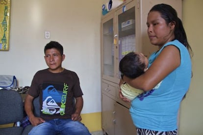Esli Kantuash y Amanda Ugkush, ambos afectados por el VIH, con su hijo de dos meses.