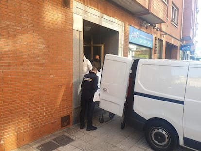 Furgón ante el inmueble donde ha sido hallada muerta con signos de violencia a una menor en Vallobín, Oviedo.