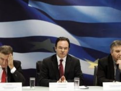 Los ministros griegos de Desarrollo, Mihalis Chrysohoidis (izquierda); Finanzas, George Papaconstantinou (centro), e Infraestructuras, Harris Kastanidis, en una rueda de prensa el pasado 2 de mayo.