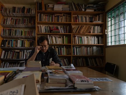 Héctor 'Kiko' Moreno lee en la Biblioteca Social Reconstruir, en Ciudad de México, el pasado 12 de marzo.