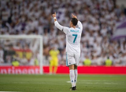 El delantero portugués del Real Madrid Cristiano Ronaldo celebra su gol.