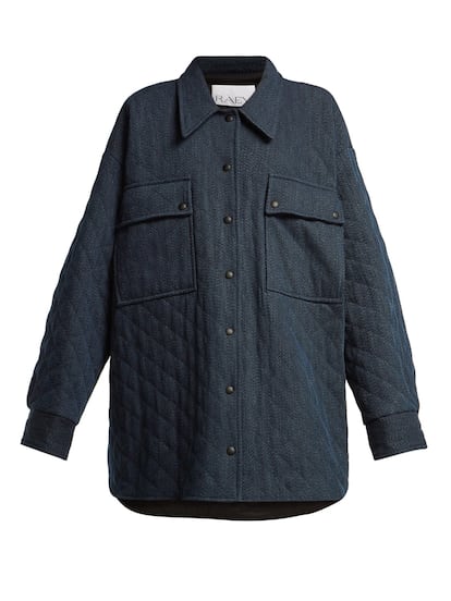 Esta chaqueta acolchada de denim y de corte oversize se convertirá en tu prenda favorita para los fines de semana. Es de Raey y tiene un precio de 476 euros.