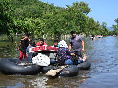 Habitantes evacuan una zona inundada por el huracán Eta en el municipio de Baracoa, departamento de Cortés, Honduras, el 8 de noviembre de 2020.