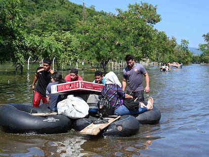 Habitantes evacuan una zona inundada por el huracán Eta en el municipio de Baracoa, departamento de Cortés, Honduras, el 8 de noviembre de 2020.