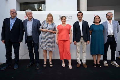 En el centro, la consejera valenciana, Raquel Tamarit, flanqueada por la consejera catalana, Natàlia Garriga, y el consejero balear, Miquel Company, junto con los comisarios del Any Fuster, este sábado en Sueca.