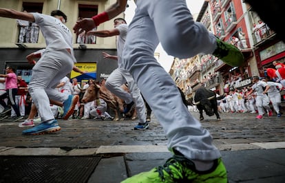 Toros de Fuente Ymbro a su por la curva de Mercaderes, en el primer encierro de los Sanfermines este martes.
