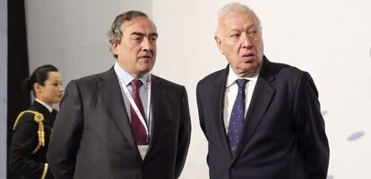 El ministro espa&ntilde;ol de Asuntos Exteriores, Jos&eacute; Manuel Garc&iacute;a-Margallo (d), junto al presidente de la Confederaci&oacute;n Espa&ntilde;ola de Organizaciones Empresariales (CEOE), Juan Rosell (i), que encabeza la delegaci&oacute;n empresarial que acompa&ntilde;a a los Reyes de Espa&ntilde;a en su visita de Estado a M&eacute;xico, durante el Foro Empresarial M&eacute;xico-Espa&ntilde;a. 