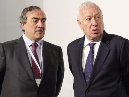 El ministro espa&ntilde;ol de Asuntos Exteriores, Jos&eacute; Manuel Garc&iacute;a-Margallo (d), junto al presidente de la Confederaci&oacute;n Espa&ntilde;ola de Organizaciones Empresariales (CEOE), Juan Rosell (i), que encabeza la delegaci&oacute;n empresarial que acompa&ntilde;a a los Reyes de Espa&ntilde;a en su visita de Estado a M&eacute;xico, durante el Foro Empresarial M&eacute;xico-Espa&ntilde;a. 