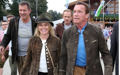 Arnold Schwarzenegger y su novia, Heather Milligan, en el Oktoberfest.