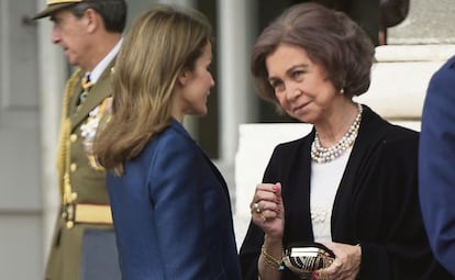 Princess Letizia (l) and Queen Sof&iacute;a. 