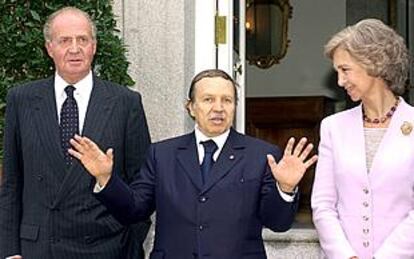 El presidente argelino, Abdelaziz Buteflika, con los Reyes, antes de almorzar en La Zarzuela.