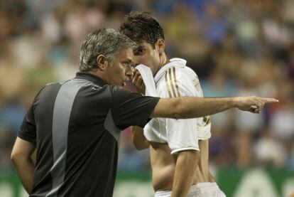 Mourinho realiza indicaciones desde la banda ante la mirada de Kaká.