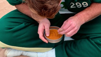 Un concursantes trata de superar la prueba de las galletas de Dalgona en el segundo episodio de 'El juego del calamar: el desafío'.