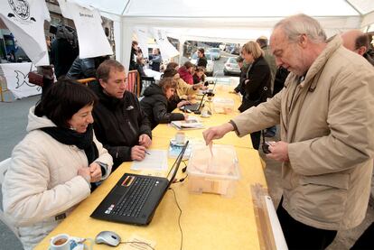 Los habitantes de la montaña de Barcelona votaron en la plaza de Vallvidrera.