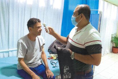 Un médico controla la salud del obispo Rolando Álvarez, condenado por traición a la patria por el régimen de Ortega, en la cárcel La Modelo en julio de 2023.