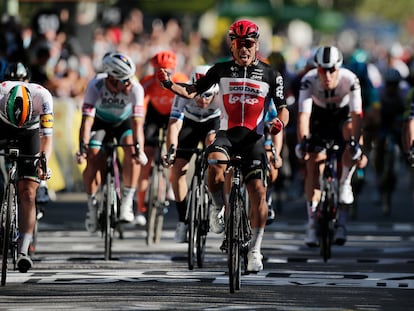 Caleb Ewan celebra su victoria en la tercera etapa del Tour.