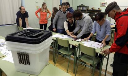 Un grupo de personas preparan una mesa electoral en Figueres, Girona, durante el referéndum independentista catalán.