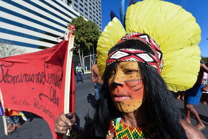 Un camión de sonido abría la marcha, desde el cual se denunciaba las medidas anunciadas o que Bolsonaro ha aplicado desde su llegada al poder en enero. "Le han declarado la guerra a los pueblos indígenas. No aceptaremos las políticas genocidas del gobierno, vamos a impedir que haya más sangre derramada de nuestros pueblos", decía una proclama leída por megáfono.