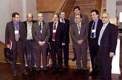 Fernando Saiz, Daniel Samper, Eduardo Ulibarri, Danilo Arbilla, Alfonso de Salas, Alejandro Miró Quesada, Jesús Ceberio, Roberto Guareschi y José Antonio Zarzalejos, de izquierda a derecha, en el congreso de Valladolid.