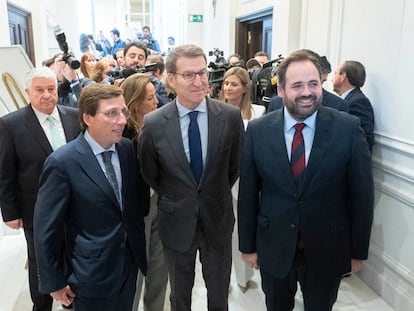 El alcalde de Madrid, José Luis Martínez-Almeida; el presidente del PP, Alberto Núñez Feijóo y el presidente del Partido Popular de Castilla-La Mancha, Paco Núñez, a su llegada a un desayuno informativo de la tribuna Fórum Europa este lunes en Madrid.