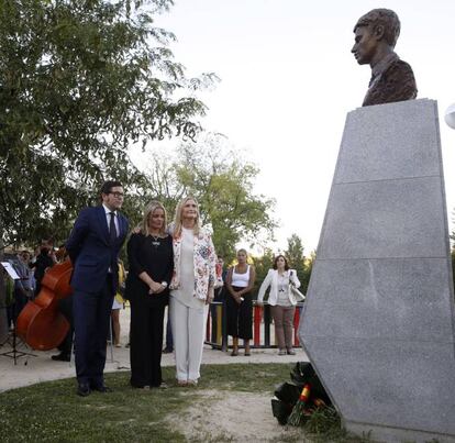 Veinte años de aquel impacto brutal que recibimos con el secuestro y asesinato de Miguel Ángel Blanco, en el que ETA nos volvió a demostrar su auténtica naturaleza, cuando aún disfrutábamos la alegría de la liberación del Ortega Lara. Veinte años y seguimos con un gastado discurso triunfalista como si todo aquello perteneciese a un tiempo felizmente superado: ¡Aunque no quieran reconocerlo, los terroristas fueron derrotados y ganó la democracia y la libertad! ¡Celebremos la victoria que supuso el Espíritu de Ermua!. ¿De verdad creemos que acabamos con ETA porque dejaron de matar? Veinte años después de todo aquello, si al final los etarras y sus voceros se sienten más crecidos y seguros, si ya se tienen como interlocutores legítimos, si siguen chuleándose en pueblos y ciudades, si desgraciadamente -y como todo parece apuntar-, se acabará trasladando a los presos etarras a prisiones más cercanas a sus lugares de origen. ¿De qué sirvió la muerte de Miguel Ángel Blanco y todos aquellos sufrimientos? Mejor ni planteárselo.