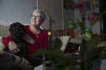 Ángeles Plaza, de 73 años, vive en su piso en un barrio de Madrid, del que ha vendido la nuda propiedad.