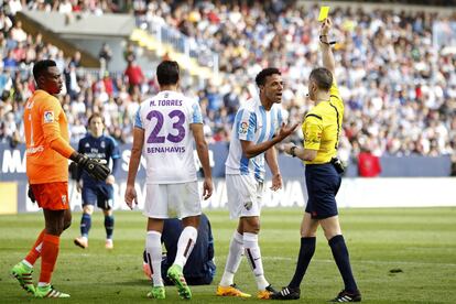 Welligton recibe tarjeta amarilla tras hacer penalti sobre el delantero del Real Madrid Cristiano Ronaldo.