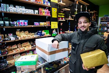 Manuel Villalobos, con algunos paquetes en su tienda.