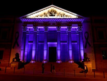 La fachada del Congreso de los Diputados se ha iluminado este domingo, con motivo de Día de la Mujer el próximo 8 de Marzo en 2022.