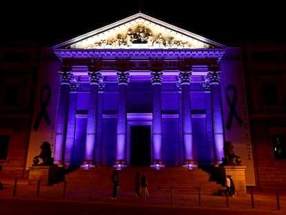 La fachada del Congreso de los Diputados se ha iluminado este domingo, con motivo de Día de la Mujer el próximo 8 de Marzo en 2022.