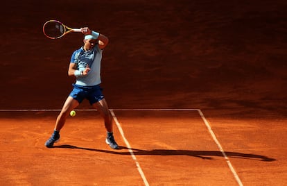 Rafael Nadal devuelve  la pelota a Carlos Alcaraz. Isabel Infantes/REUTERS