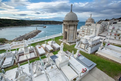 Vista del cementerio de la localidad costera de Luarca, en el Principado de Asturias.