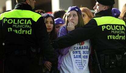 La Policía Municipal custodia los accesos de entrada al Palacio de Deportes de Madrid, donde se celebra el concierto de Justin Bieber.