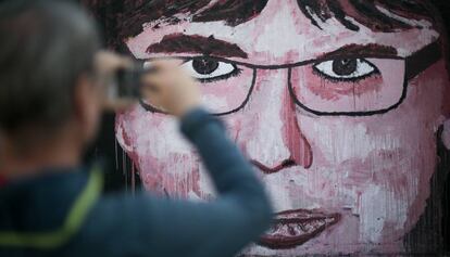 Mural con la cara del expresidente catalan Carles Puigdemont en el parque de les Tres Xemeneies de barcelona.