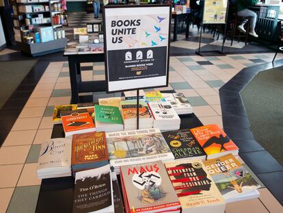 Libros prohibidos en Estados como Florida y Texas se exhiben en la librería Barnes & Noble en Pittsford, Nueva York, en septiembre de 2022.