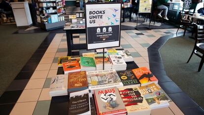 Libros prohibidos en Estados como Florida y Texas se exhiben en la librería Barnes & Noble en Pittsford, Nueva York, en septiembre de 2022.
