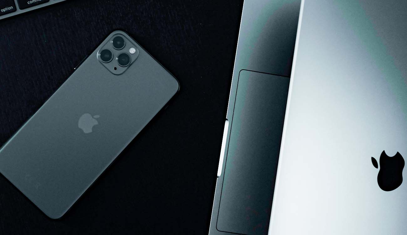 Un iPhone junto a un MacBook