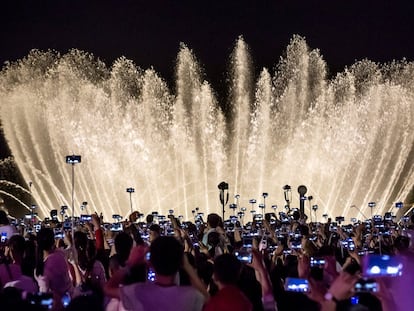 Cientos de personas graban con sus teléfonos móviles una fuente de agua en la provincia de Hangzhou, Zhejiang, China.