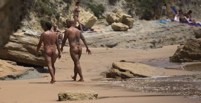 Varias personas practican nudismo en la playa de los Ca&ntilde;os de Meca, Cadiz. 