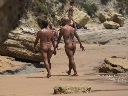 Varias personas practican nudismo en la playa de los Ca&ntilde;os de Meca, Cadiz. 