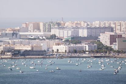 Vista de la ciudad desde uno de los laterales del puente.