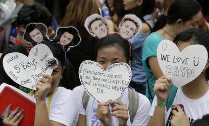 Thousands of Filipino fans line up for the One Direction concert Saturday, March 21, 2015 in the suburban Pasay city south of Manila, Philippines. One Direction's "On the Road Again" tour will continue with upcoming performances in Manila, Philippines, and Jakarta, Indonesia, despite the absence of one of its members Zayn Malik, who flew back to London due to "stress."(AP Photo/Bullit Marquez)